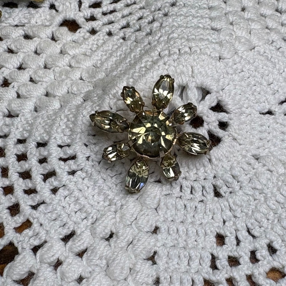Vintage Small Gold Toned Brooch Pin Retro Sunburst Yellow Rhinestone